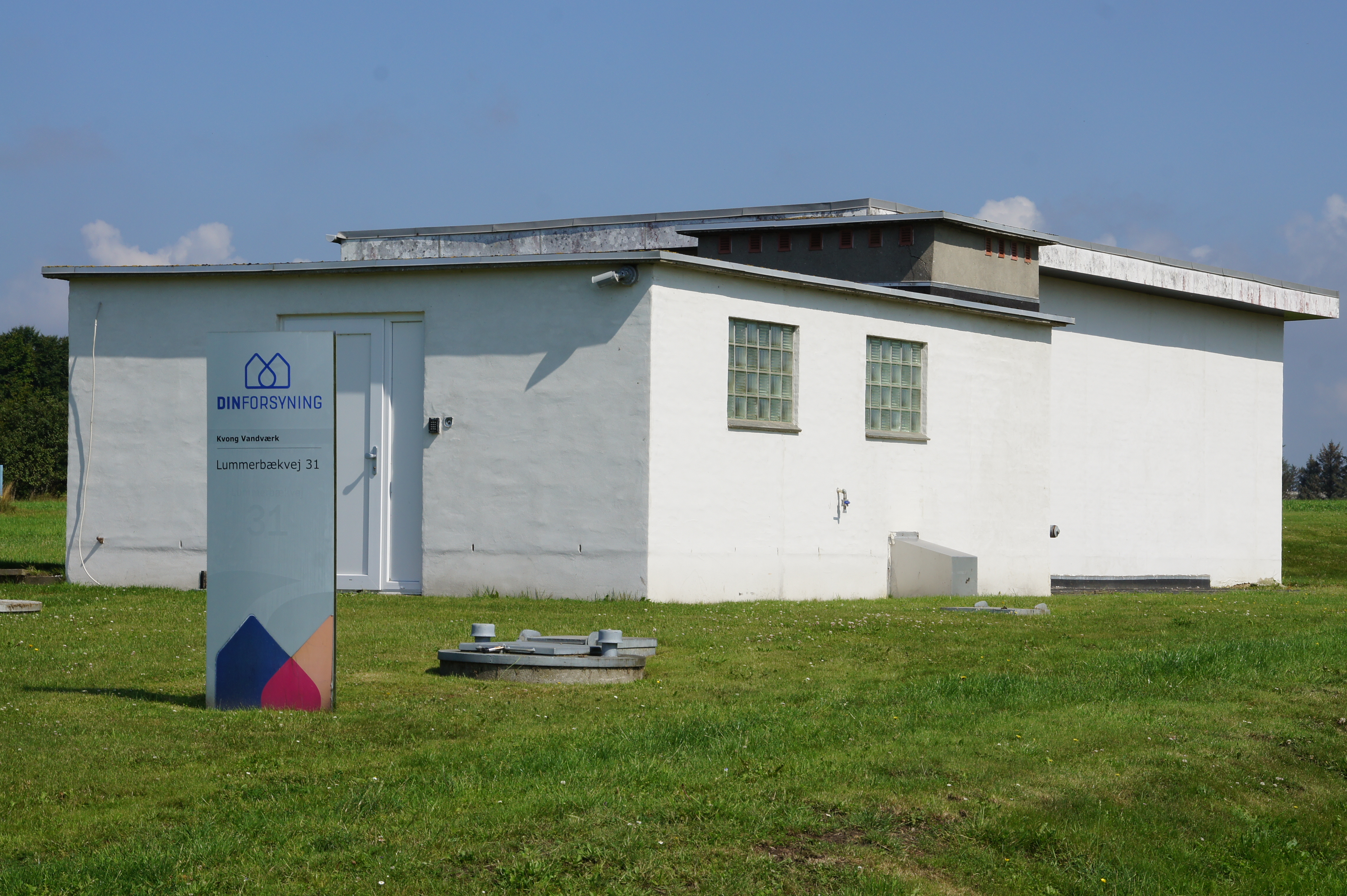 Lerpøt vandværk - Rød bygning med to hvide biler foran.